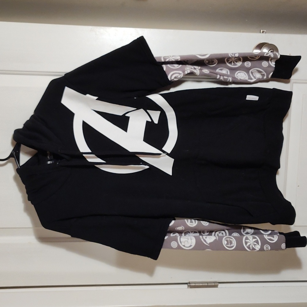 Marvel adult small sweatshirt (Avengers)